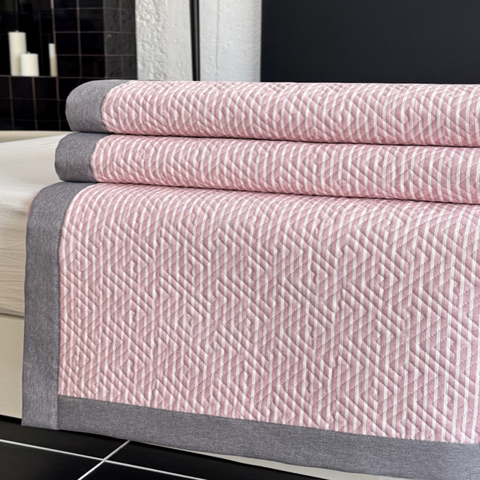 91家纺网 家纺一手货源 找家纺 简宜家居（朝初家纺） 2025春夏新款全棉纯棉老粗布床单绗缝凉席席子 床褥 薄垫子 一席多用 条纹-粉桃