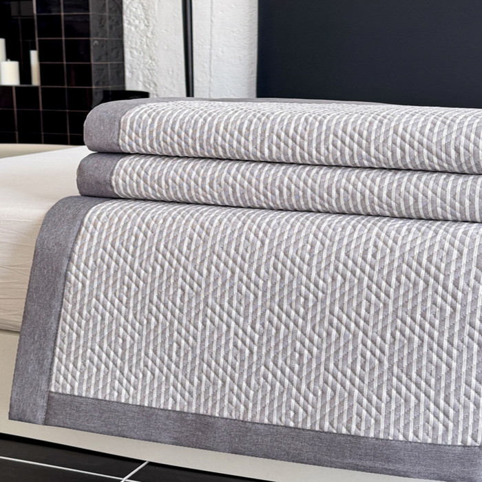 91家纺网 家纺一手货源 找家纺 简宜家居（朝初家纺） 2025春夏新款全棉纯棉老粗布床单绗缝凉席席子 床褥 薄垫子 一席多用 条纹-灰