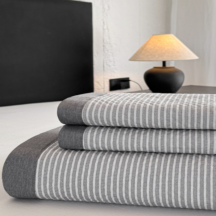 91家纺网 家纺一手货源 找家纺 简宜家居（朝初家纺） 2025春夏新款全棉纯棉老粗布床单绗缝凉席席子 床褥 薄垫子 一席多用 条纹-灰