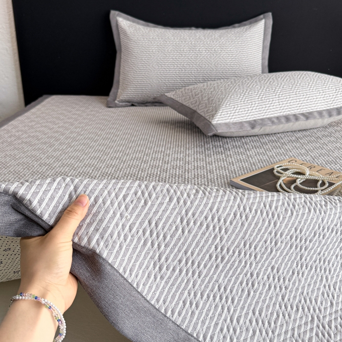 91家纺网 家纺一手货源 找家纺 简宜家居（朝初家纺） 2025春夏新款全棉纯棉老粗布床单绗缝凉席席子 床褥 薄垫子 一席多用 条纹-灰
