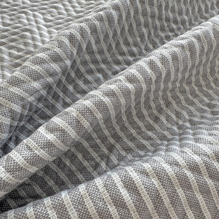 91家纺网 家纺一手货源 找家纺 简宜家居（朝初家纺） 2025春夏新款全棉纯棉老粗布床单绗缝凉席席子 床褥 薄垫子 一席多用 条纹-灰