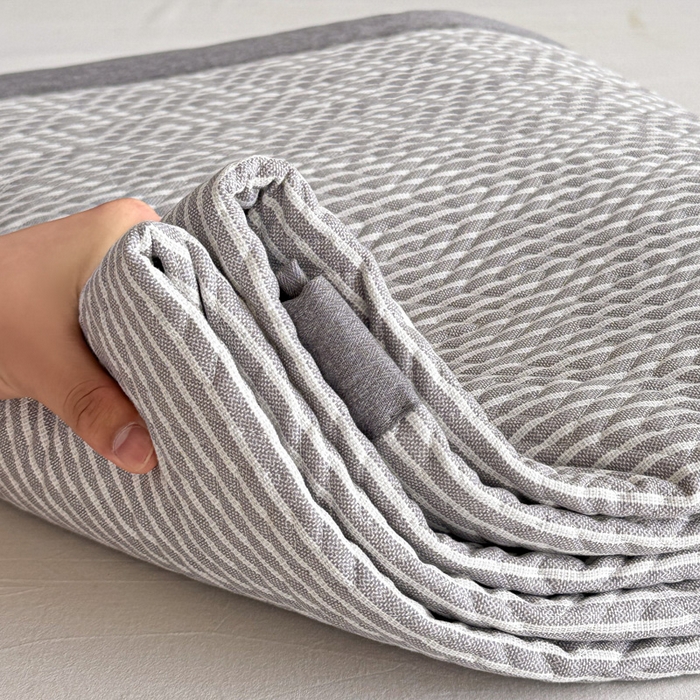 91家纺网 家纺一手货源 找家纺 简宜家居（朝初家纺） 2025春夏新款全棉纯棉老粗布床单绗缝凉席席子 床褥 薄垫子 一席多用 条纹-灰