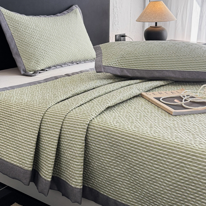 91家纺网 家纺一手货源 找家纺 简宜家居（朝初家纺） 2025春夏新款全棉纯棉老粗布床单绗缝凉席席子 床褥 薄垫子 一席多用 条纹-绿野