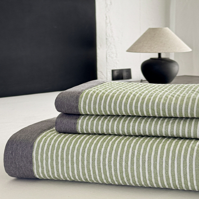 91家纺网 家纺一手货源 找家纺 简宜家居（朝初家纺） 2025春夏新款全棉纯棉老粗布床单绗缝凉席席子 床褥 薄垫子 一席多用 条纹-绿野