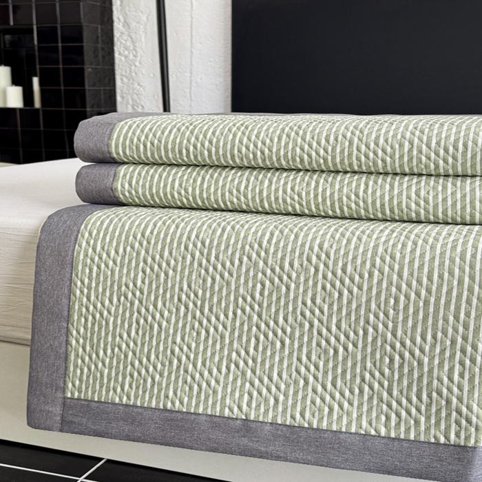 91家纺网 家纺一手货源 找家纺 简宜家居（朝初家纺） 2025春夏新款全棉纯棉老粗布床单绗缝凉席席子 床褥 薄垫子 一席多用 条纹-绿野