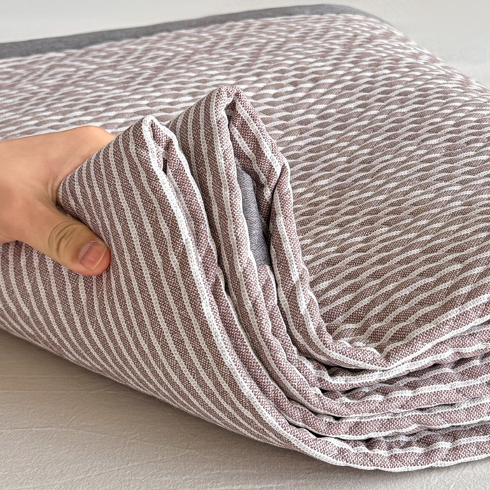 91家纺网 家纺一手货源 找家纺 简宜家居（朝初家纺） 2025春夏新款全棉纯棉老粗布床单绗缝凉席席子 床褥 薄垫子 一席多用 条纹-微醺紫