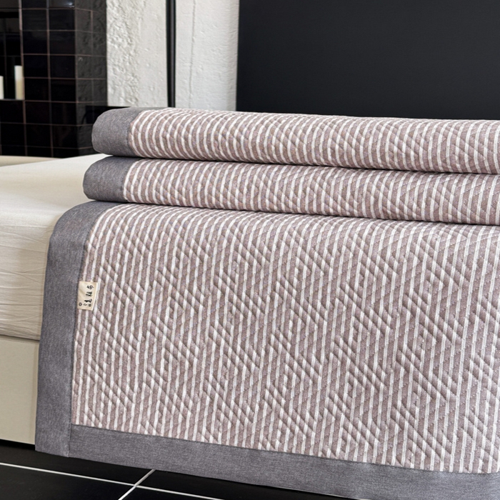 91家纺网 家纺一手货源 找家纺 简宜家居（朝初家纺） 2025春夏新款全棉纯棉老粗布床单绗缝凉席席子 床褥 薄垫子 一席多用 条纹-微醺紫