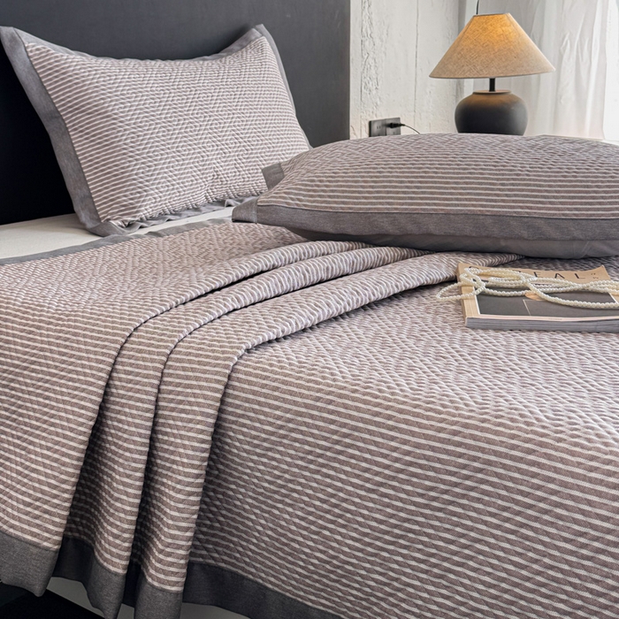 91家纺网 家纺一手货源 找家纺 简宜家居（朝初家纺） 2025春夏新款全棉纯棉老粗布床单绗缝凉席席子 床褥 薄垫子 一席多用 条纹-微醺紫