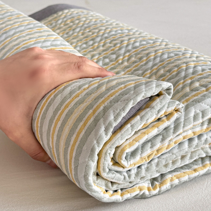 91家纺网 家纺一手货源 找家纺 简宜家居（朝初家纺） 2025春夏新款全棉纯棉老粗布床单绗缝凉席席子 床褥 薄垫子 一席多用 条纹-悠韵