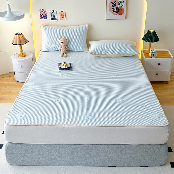 91家纺网 家纺一手货源 找家纺 爱洛家纺 2025春夏新款A类冰丝豆豆凉席席子-床垫款 小熊·浅天蓝