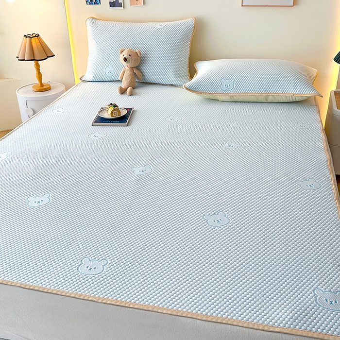 91家纺网 家纺一手货源 找家纺 爱洛家纺 2025春夏新款A类冰丝豆豆凉席席子-床垫款 小熊·浅天蓝