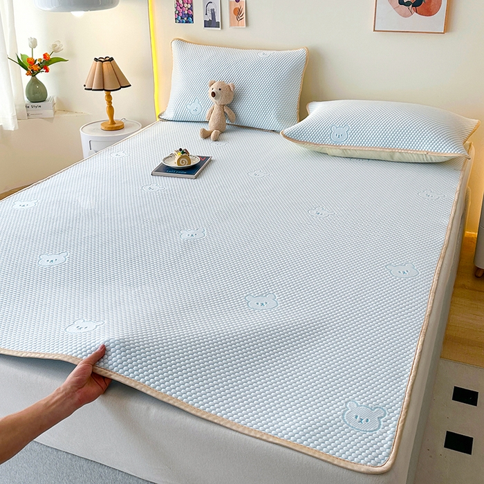 91家纺网 家纺一手货源 找家纺 爱洛家纺 2025春夏新款A类冰丝豆豆凉席席子-床垫款 小熊·浅天蓝