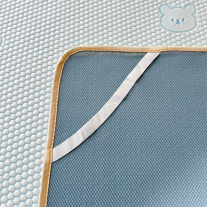 91家纺网 家纺一手货源 找家纺 爱洛家纺 2025春夏新款A类冰丝豆豆凉席席子-床垫款 小熊·浅天蓝