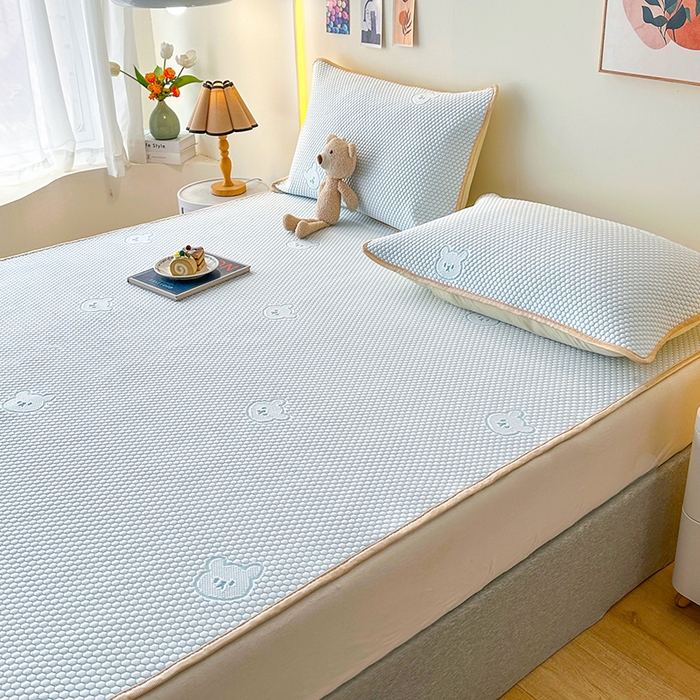 91家纺网 家纺一手货源 找家纺 爱洛家纺 2025春夏新款A类冰丝豆豆凉席席子-床垫款 小熊·浅天蓝