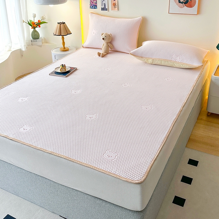 爱洛家纺 2025春夏新款A类冰丝豆豆凉席席子-床垫款 小熊·粉玉