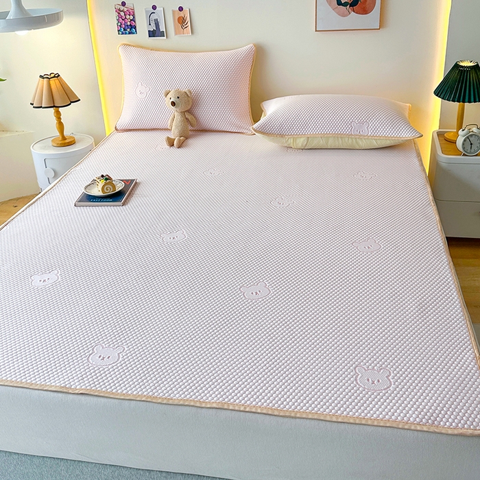 91家纺网 家纺一手货源 找家纺 爱洛家纺 2025春夏新款A类冰丝豆豆凉席席子-床垫款 小熊·粉玉