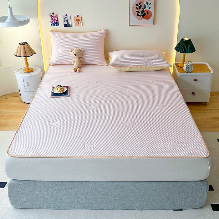 91家纺网 家纺一手货源 找家纺 爱洛家纺 2025春夏新款A类冰丝豆豆凉席席子-床垫款 小熊·粉玉