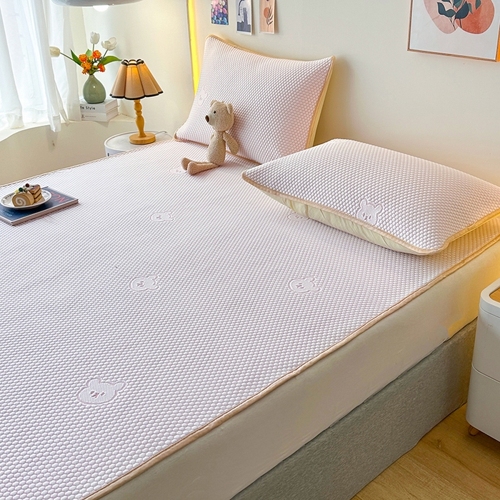 91家纺网 家纺一手货源 找家纺 爱洛家纺 2025春夏新款A类冰丝豆豆凉席席子-床垫款 小熊·粉玉