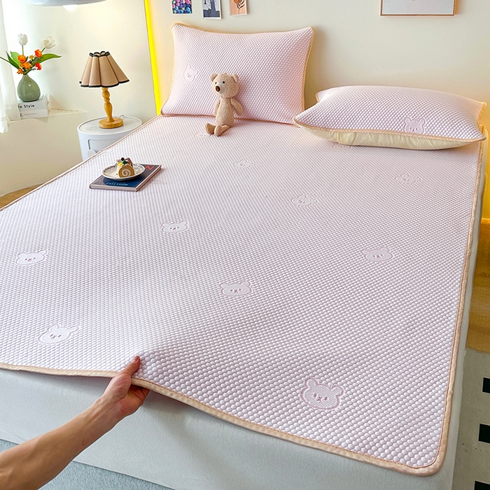 91家纺网 家纺一手货源 找家纺 爱洛家纺 2025春夏新款A类冰丝豆豆凉席席子-床垫款 小熊·粉玉