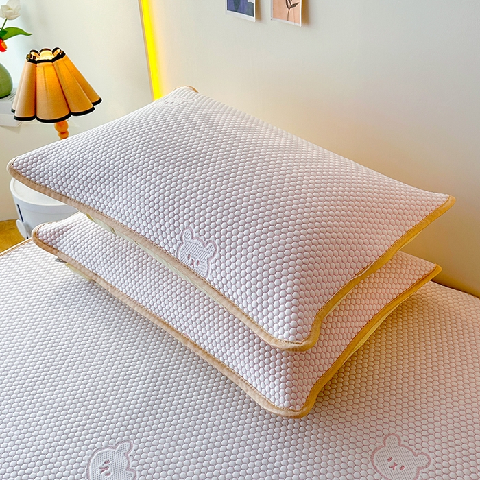 91家纺网 家纺一手货源 找家纺 爱洛家纺 2025春夏新款A类冰丝豆豆凉席席子-床垫款 小熊·粉玉