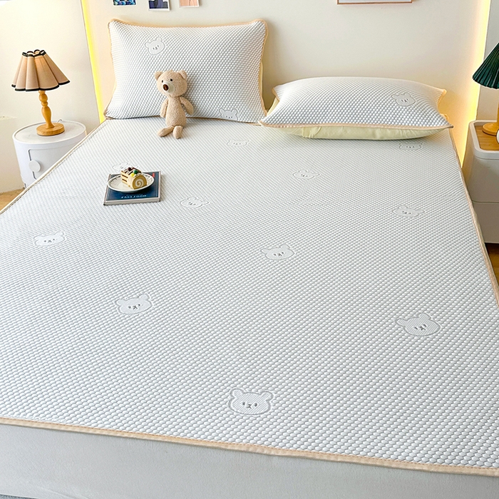 91家纺网 家纺一手货源 找家纺 爱洛家纺 2025春夏新款A类冰丝豆豆凉席席子-床垫款 小熊·浅灰