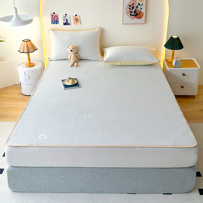 91家纺网 家纺一手货源 找家纺 爱洛家纺 2025春夏新款A类冰丝豆豆凉席席子-床垫款 小熊·浅灰