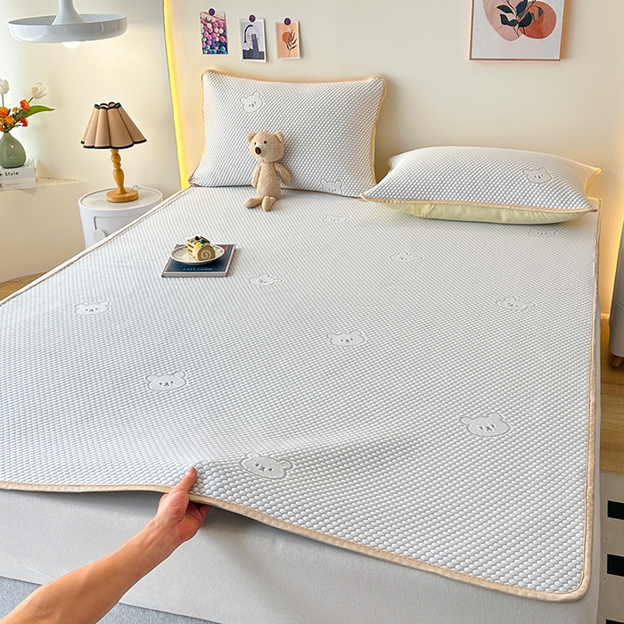 91家纺网 家纺一手货源 找家纺 爱洛家纺 2025春夏新款A类冰丝豆豆凉席席子-床垫款 小熊·浅灰