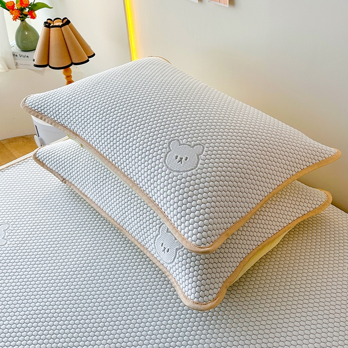 91家纺网 家纺一手货源 找家纺 爱洛家纺 2025春夏新款A类冰丝豆豆凉席席子-床垫款 小熊·浅灰