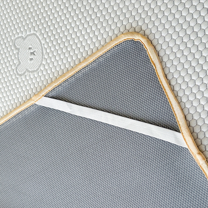 91家纺网 家纺一手货源 找家纺 爱洛家纺 2025春夏新款A类冰丝豆豆凉席席子-床垫款 小熊·浅灰