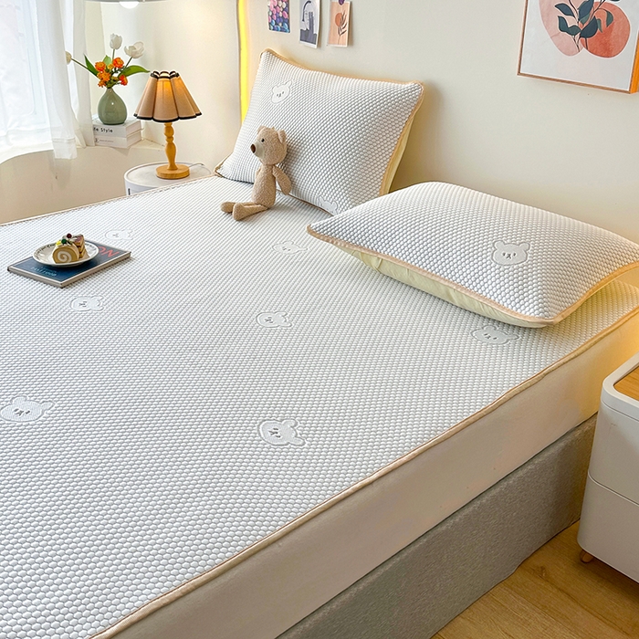 91家纺网 家纺一手货源 找家纺 爱洛家纺 2025春夏新款A类冰丝豆豆凉席席子-床垫款 小熊·浅灰