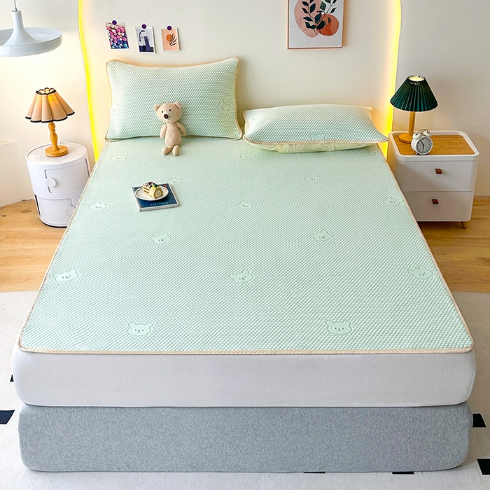 91家纺网 家纺一手货源 找家纺 爱洛家纺 2025春夏新款A类冰丝豆豆凉席席子-床垫款 小熊·水绿