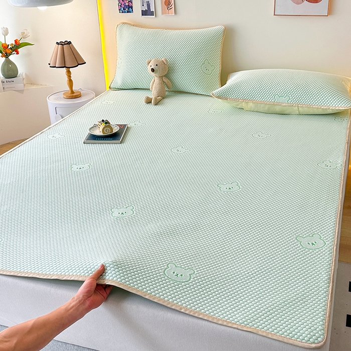 91家纺网 家纺一手货源 找家纺 爱洛家纺 2025春夏新款A类冰丝豆豆凉席席子-床垫款 小熊·水绿