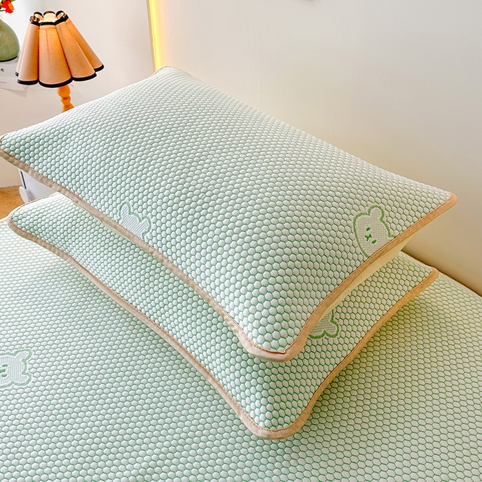 91家纺网 家纺一手货源 找家纺 爱洛家纺 2025春夏新款A类冰丝豆豆凉席席子-床垫款 小熊·水绿