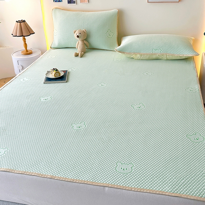 91家纺网 家纺一手货源 找家纺 爱洛家纺 2025春夏新款A类冰丝豆豆凉席席子-床垫款 小熊·水绿