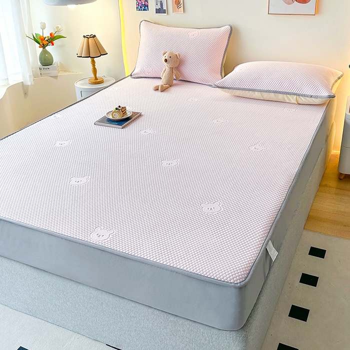 91家纺网 家纺一手货源 找家纺 爱洛家纺 2025春夏新款A类冰丝豆豆凉席席子-床笠款 床笠-粉玉小熊