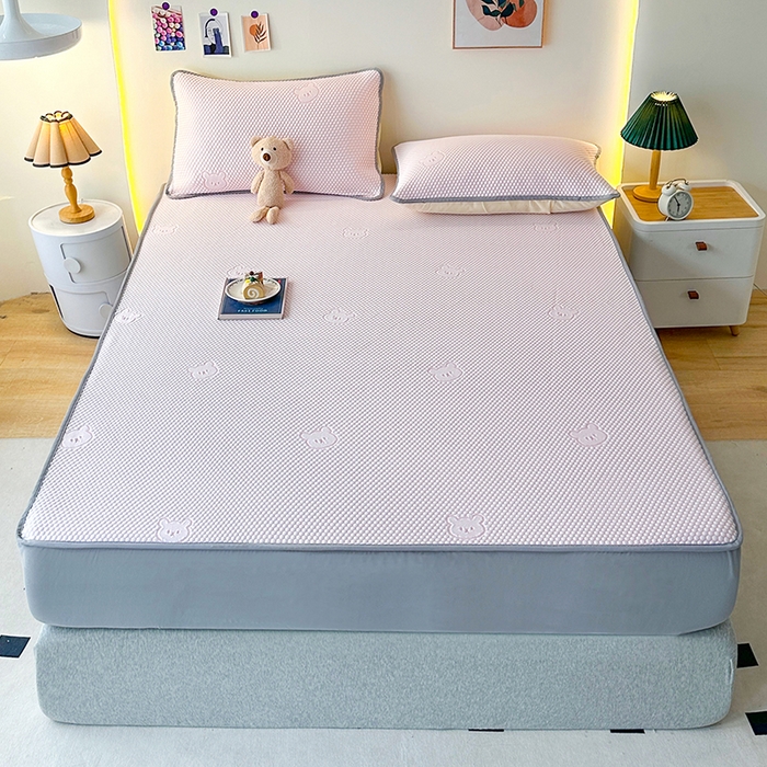 91家纺网 家纺一手货源 找家纺 爱洛家纺 2025春夏新款A类冰丝豆豆凉席席子-床笠款 床笠-粉玉小熊