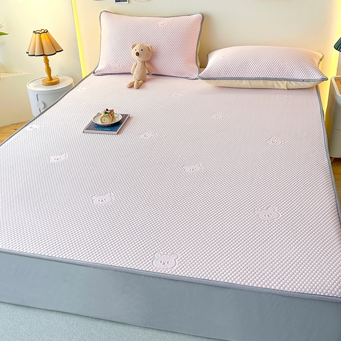 91家纺网 家纺一手货源 找家纺 爱洛家纺 2025春夏新款A类冰丝豆豆凉席席子-床笠款 床笠-粉玉小熊