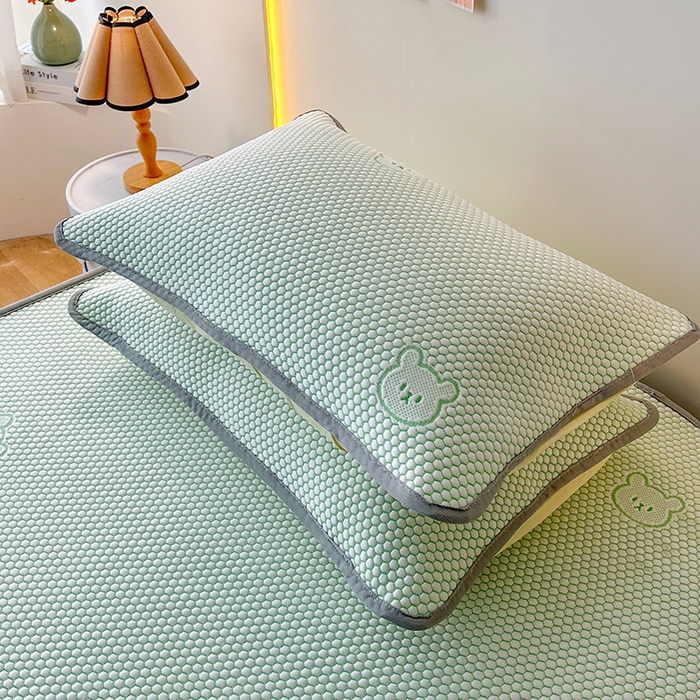 91家纺网 家纺一手货源 找家纺 爱洛家纺 2025春夏新款A类冰丝豆豆凉席席子-床笠款 床笠-水绿小熊