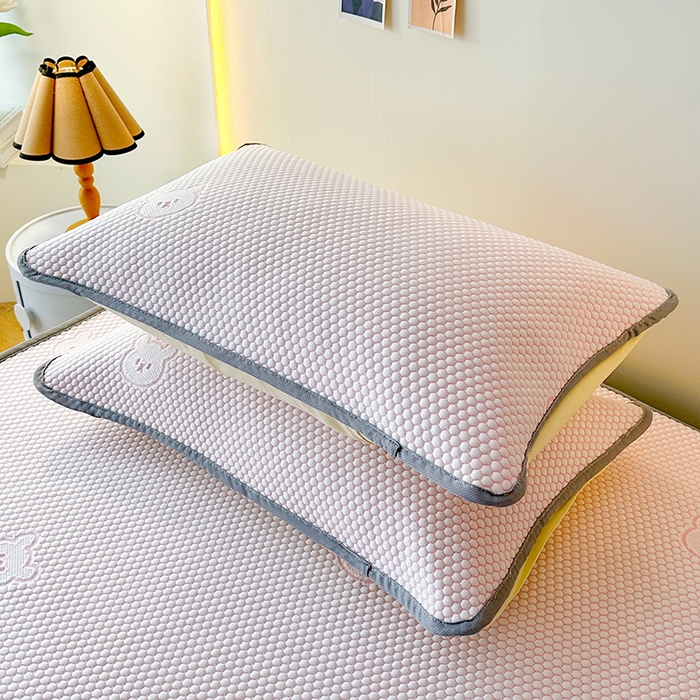 91家纺网 家纺一手货源 找家纺 爱洛家纺 2025春夏新款A类冰丝豆豆凉席席子-床笠款 床笠-粉玉小熊