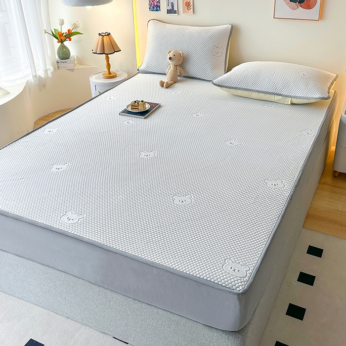 91家纺网 家纺一手货源 找家纺 爱洛家纺 2025春夏新款A类冰丝豆豆凉席席子-床笠款 床笠-浅灰小熊