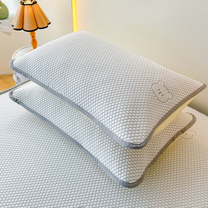 91家纺网 家纺一手货源 找家纺 爱洛家纺 2025春夏新款A类冰丝豆豆凉席席子-床笠款 床笠-浅灰小熊