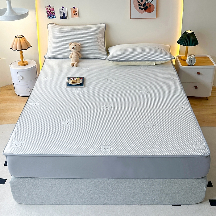 91家纺网 家纺一手货源 找家纺 爱洛家纺 2025春夏新款A类冰丝豆豆凉席席子-床笠款 床笠-浅灰小熊