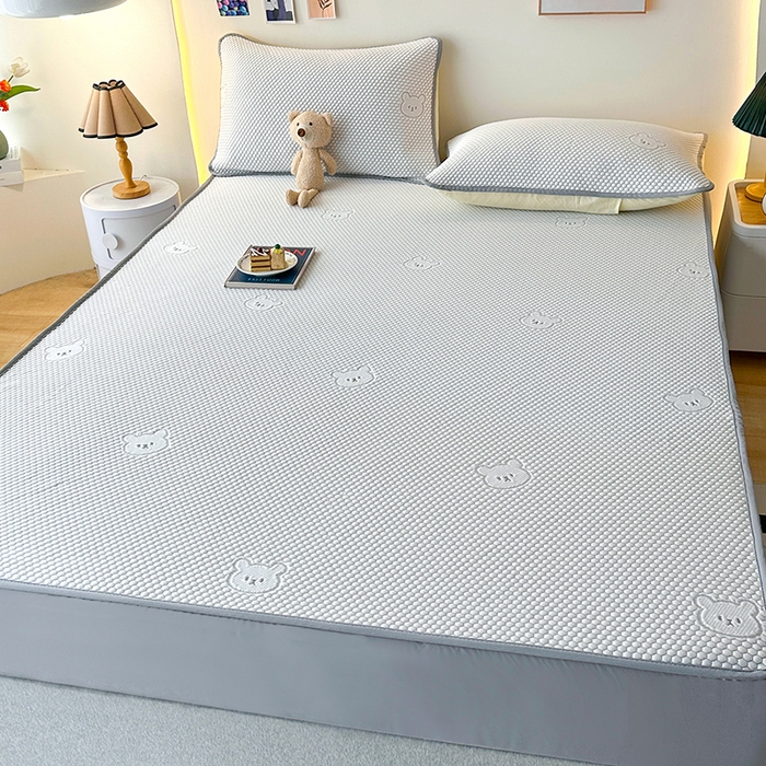 91家纺网 家纺一手货源 找家纺 爱洛家纺 2025春夏新款A类冰丝豆豆凉席席子-床笠款 床笠-浅灰小熊