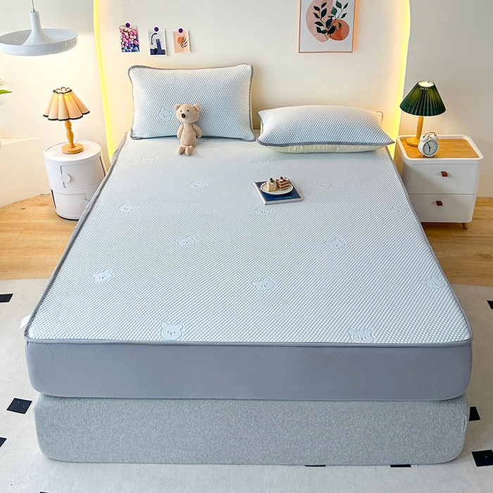 91家纺网 家纺一手货源 找家纺 爱洛家纺 2025春夏新款A类冰丝豆豆凉席席子-床笠款 床笠-浅天蓝小熊