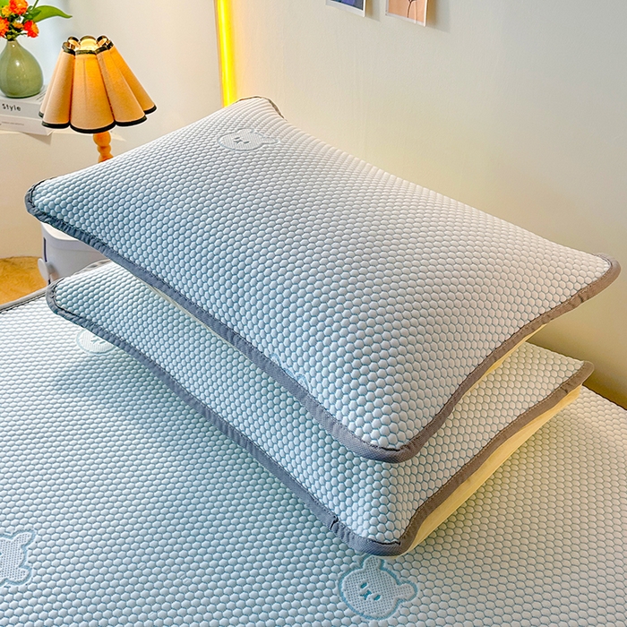 91家纺网 家纺一手货源 找家纺 爱洛家纺 2025春夏新款A类冰丝豆豆凉席席子-床笠款 床笠-浅天蓝小熊