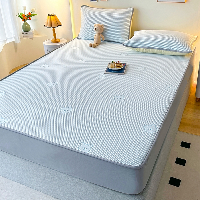 91家纺网 家纺一手货源 找家纺 爱洛家纺 2025春夏新款A类冰丝豆豆凉席席子-床笠款 床笠-浅天蓝小熊