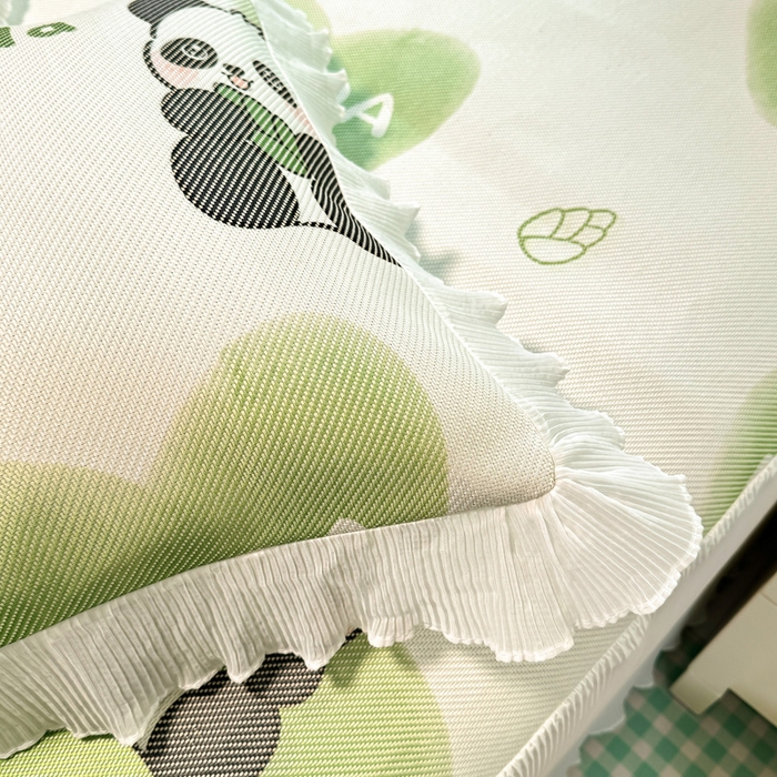 91家纺网 家纺一手货源 找家纺 逸尚阁 2025新款印花冰藤床裙凉席三件套 绿心熊猫