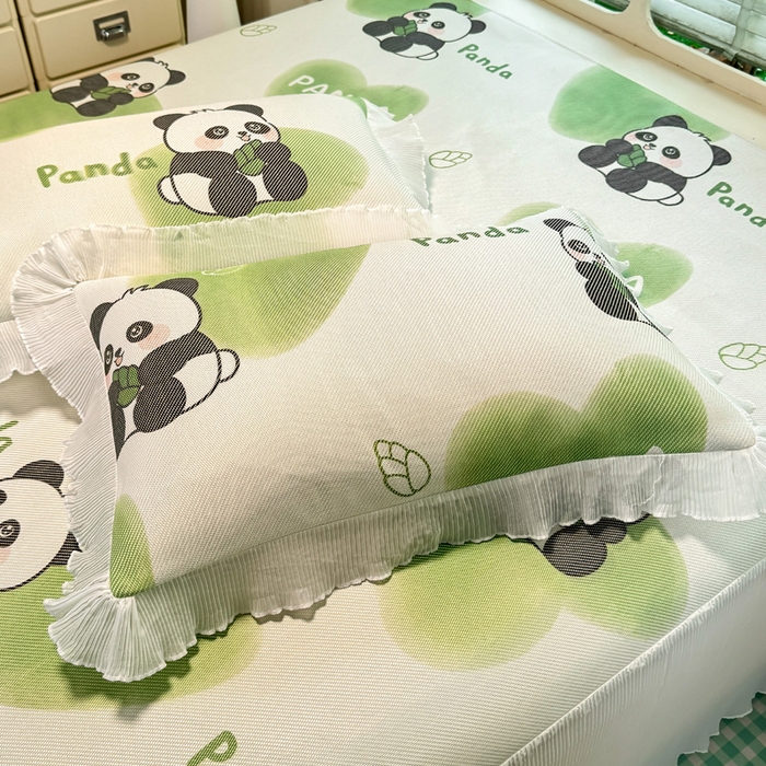 91家纺网 家纺一手货源 找家纺 逸尚阁 2025新款印花冰藤床裙凉席三件套 绿心熊猫