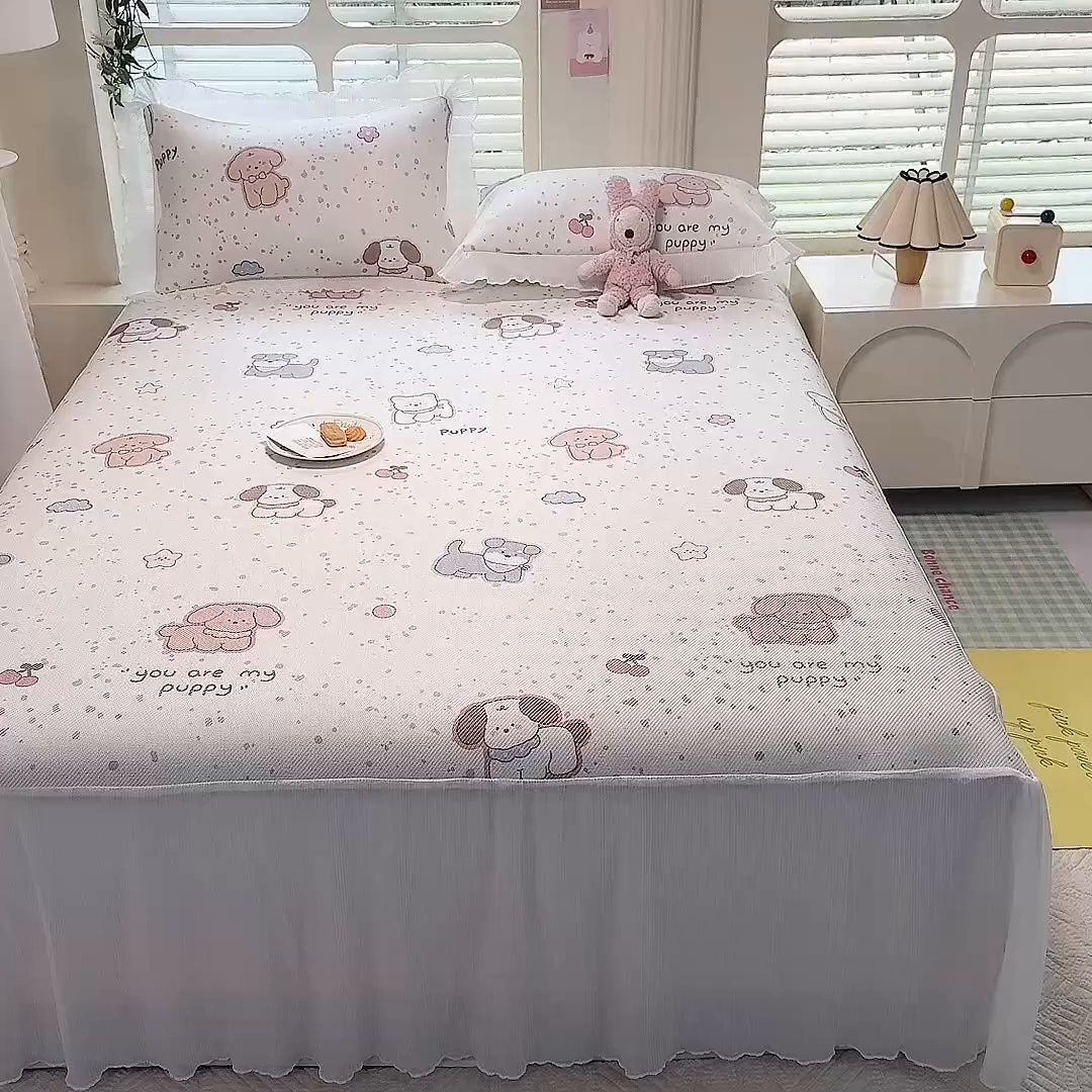 91家纺网 家纺一手货源 找家纺 逸尚阁 2025新款印花冰藤床裙凉席三件套 狗狗家族