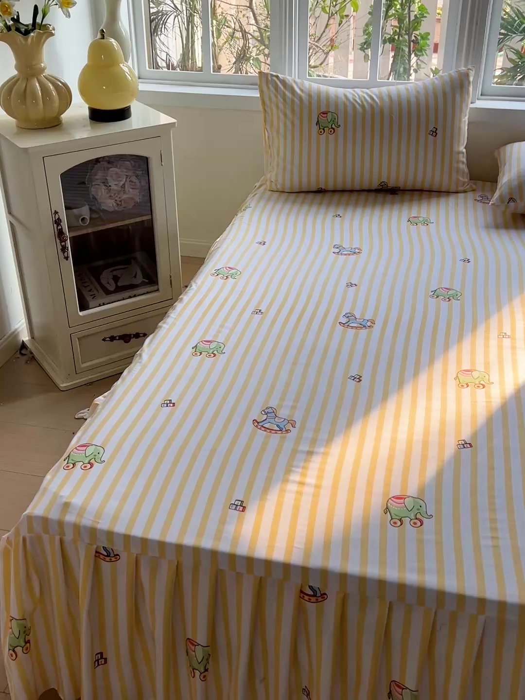 91家纺网 家纺一手货源 找家纺 极梦家纺 2025新款磨毛印花床裙三件套（支持定制） （总链接二） 黄条小象